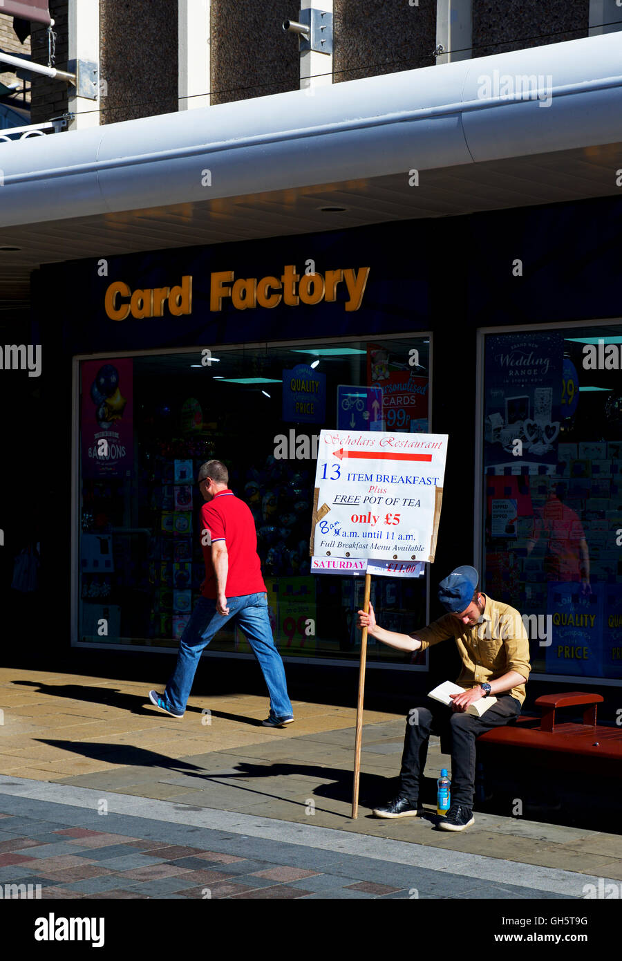 Giovane Azienda fino in segno pubblicità colazioni e una caffetteria locale, Darlington, County Durham, England Regno Unito Foto Stock