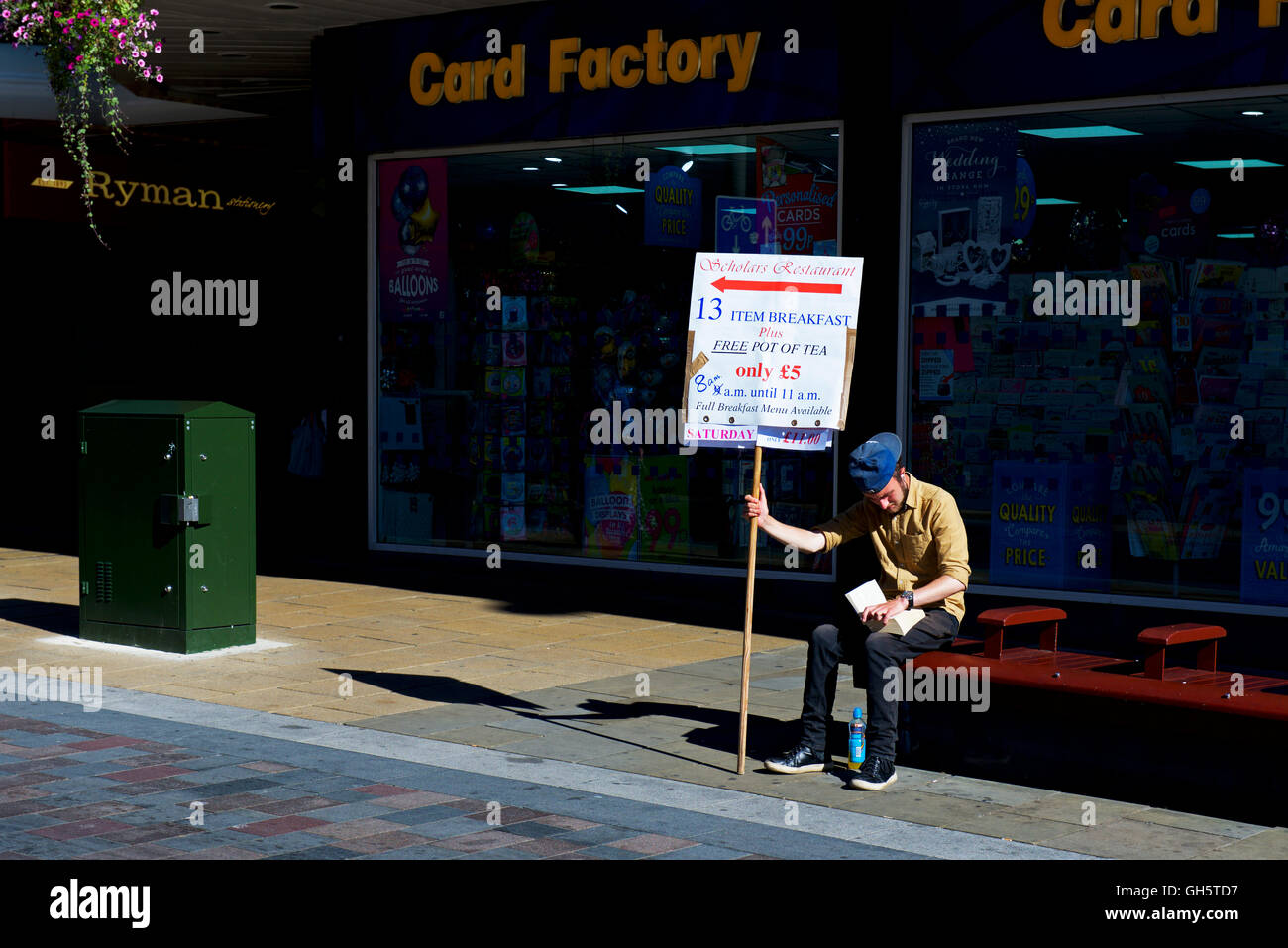 Giovane Azienda fino in segno pubblicità colazioni e una caffetteria locale, Darlington, County Durham, England Regno Unito Foto Stock