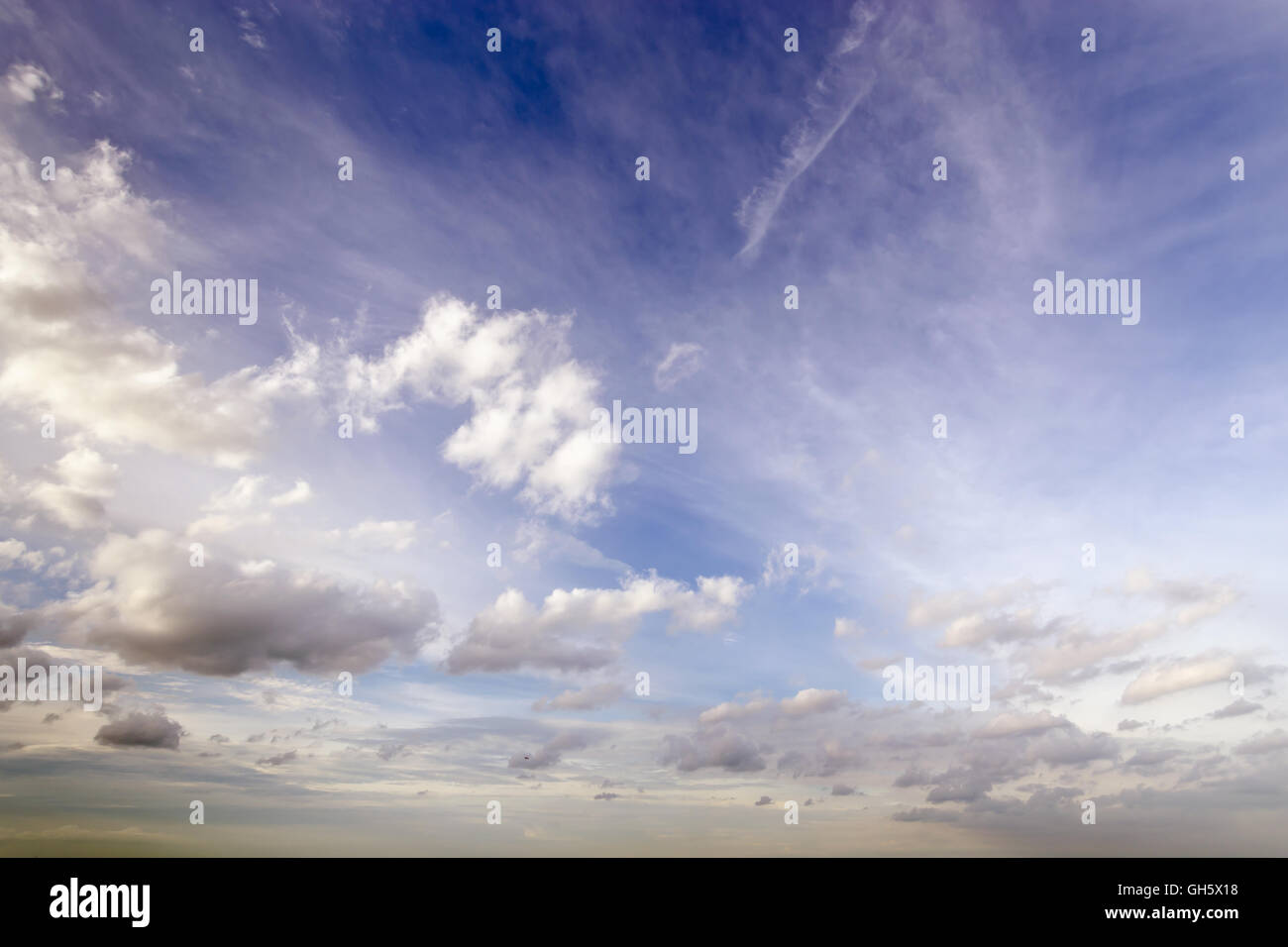 Cielo blu chiaro con la nuvola bianca su un estate giorno lucido Foto Stock