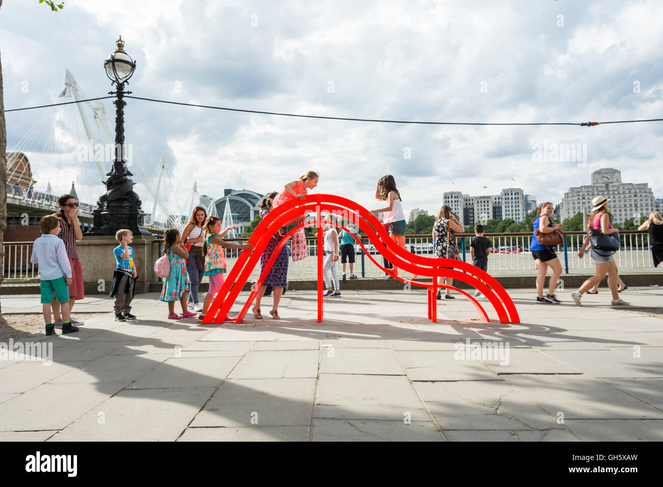 Bambini che giocano su uno dei da Jeppe Hein modificati di banchi sociale a Londra il South Bank, SE1, Regno Unito Foto Stock