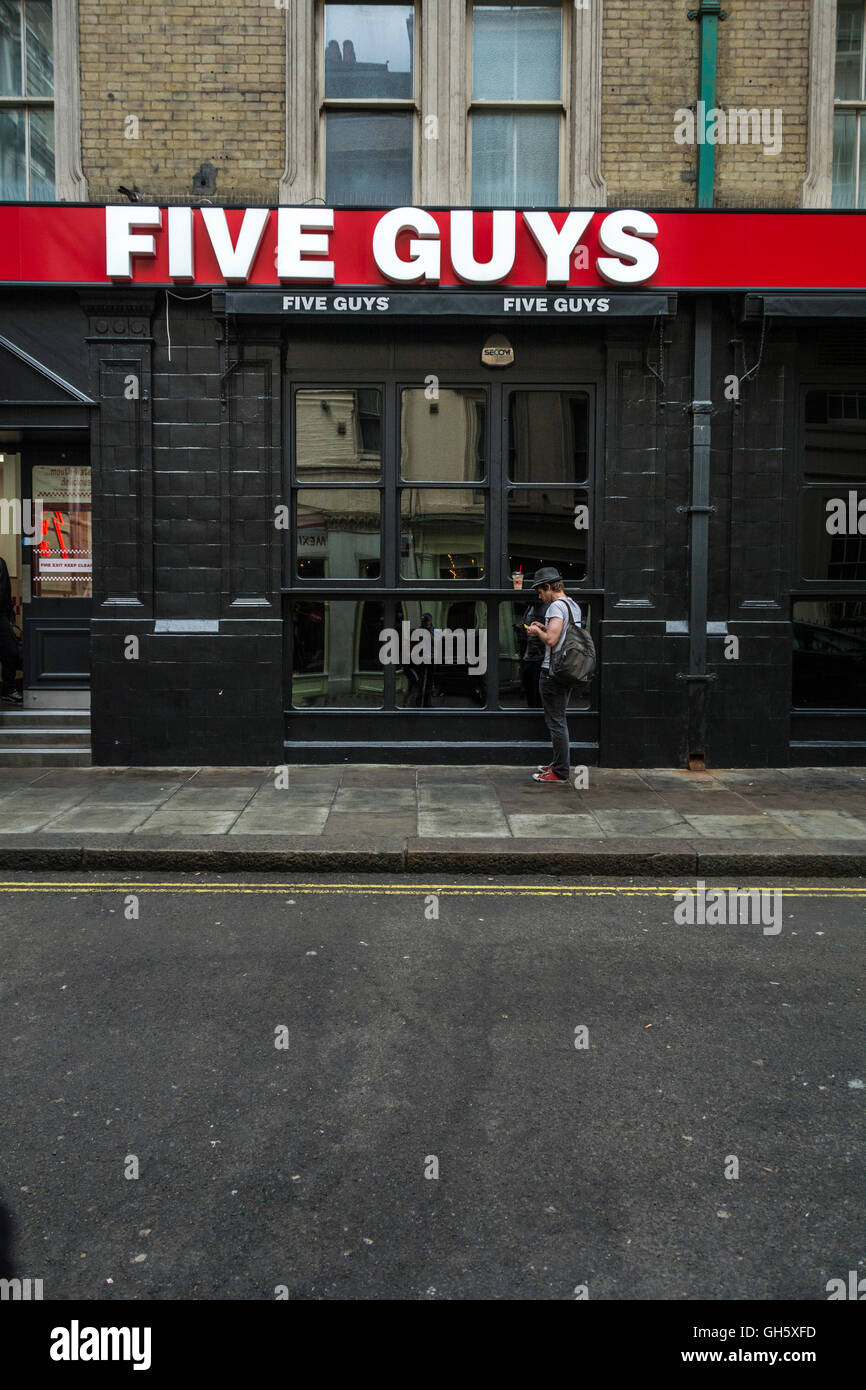 Il Five Guys fast food, fondato da Janie & Jerry Murrell, su Argyll Street, Londra, Inghilterra, Regno Unito Foto Stock