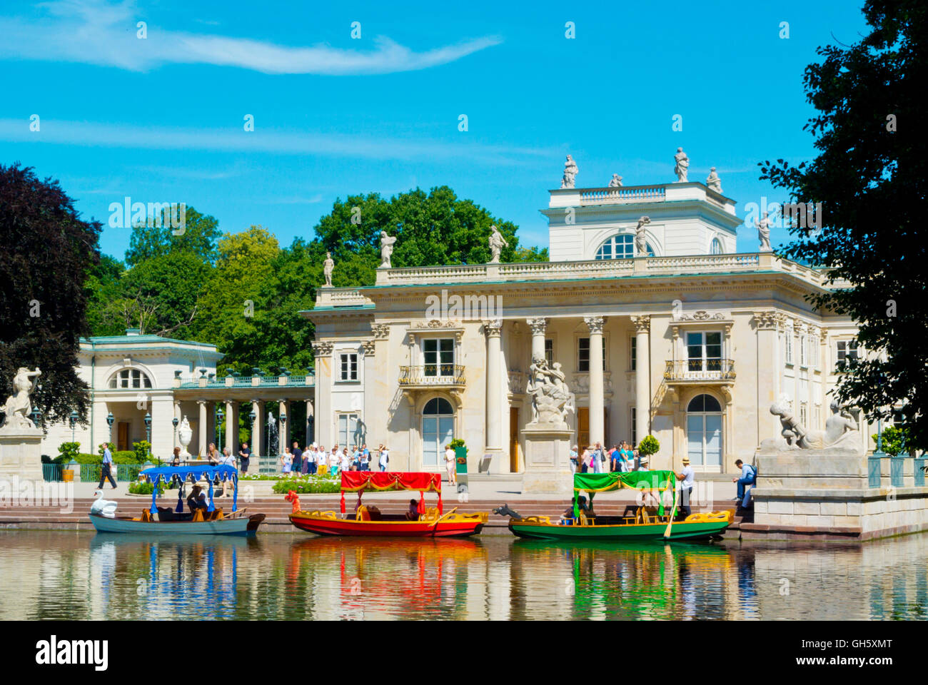 Stawy Lazienkowskie, canal di fronte palazzo sull'acqua, Lazienki Krolewskie, Parco Lazienki, Varsavia, Polonia Foto Stock