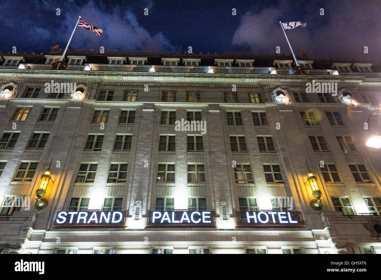 Segnaletica all'esterno dello Strand Palace Hotel sullo Strand nel West End di Londra, Inghilterra, Regno Unito Foto Stock