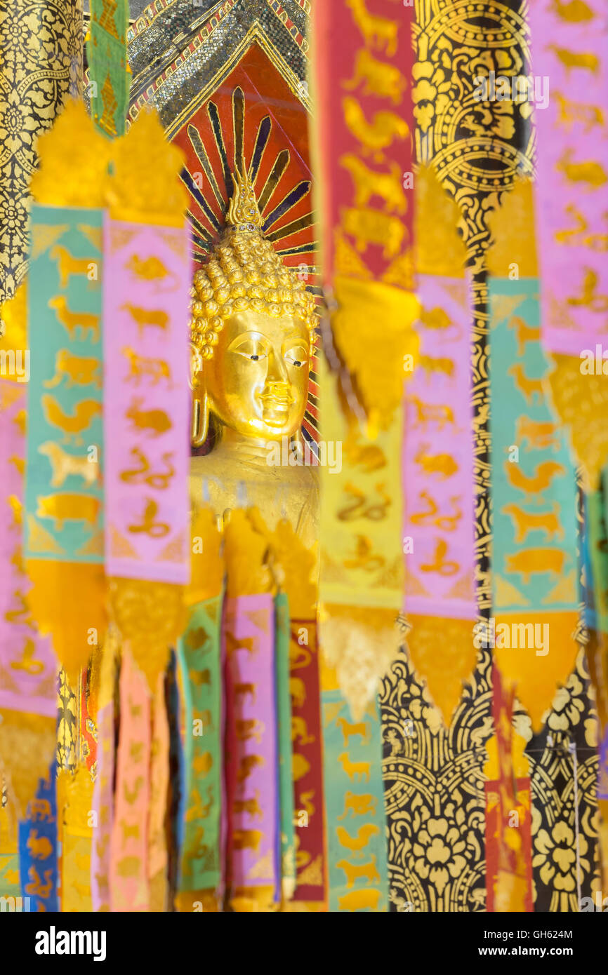 Anno nuovo banner e oro statua del Buddha al Wat Chedi Luang durante il Songkran, Chiang Mai, Thailandia Foto Stock