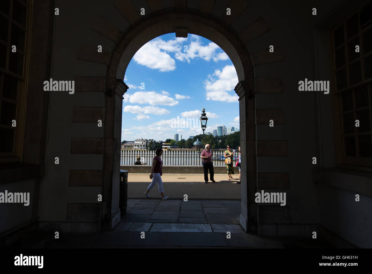 Re Carlo corte, vista sul Tamigi attraverso l'ingresso ad arco, Old Royal Navy College, Greenwich, sud-est di Londra REGNO UNITO Foto Stock