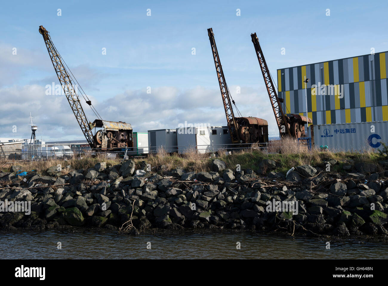 Vista sull'edificio Titanic con le gru Harland e Wolff, Belfast Foto Stock