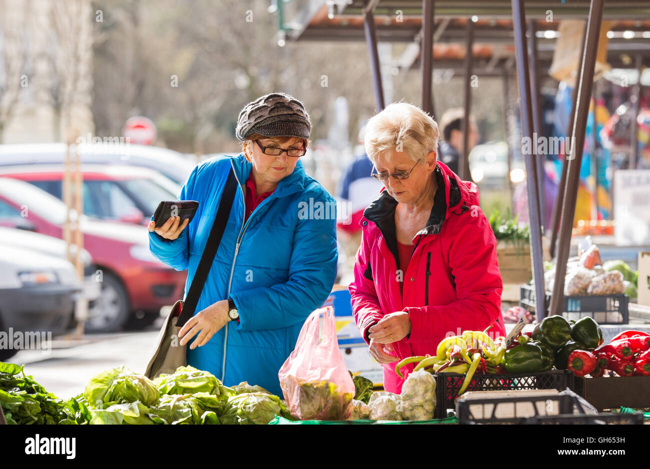 Senior signore al mercato degli agricoltori Foto Stock