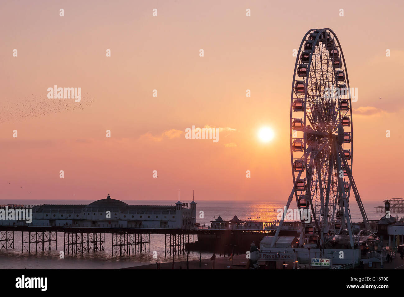 Brighton tramonto mostra molo vecchio e la ruota Foto Stock