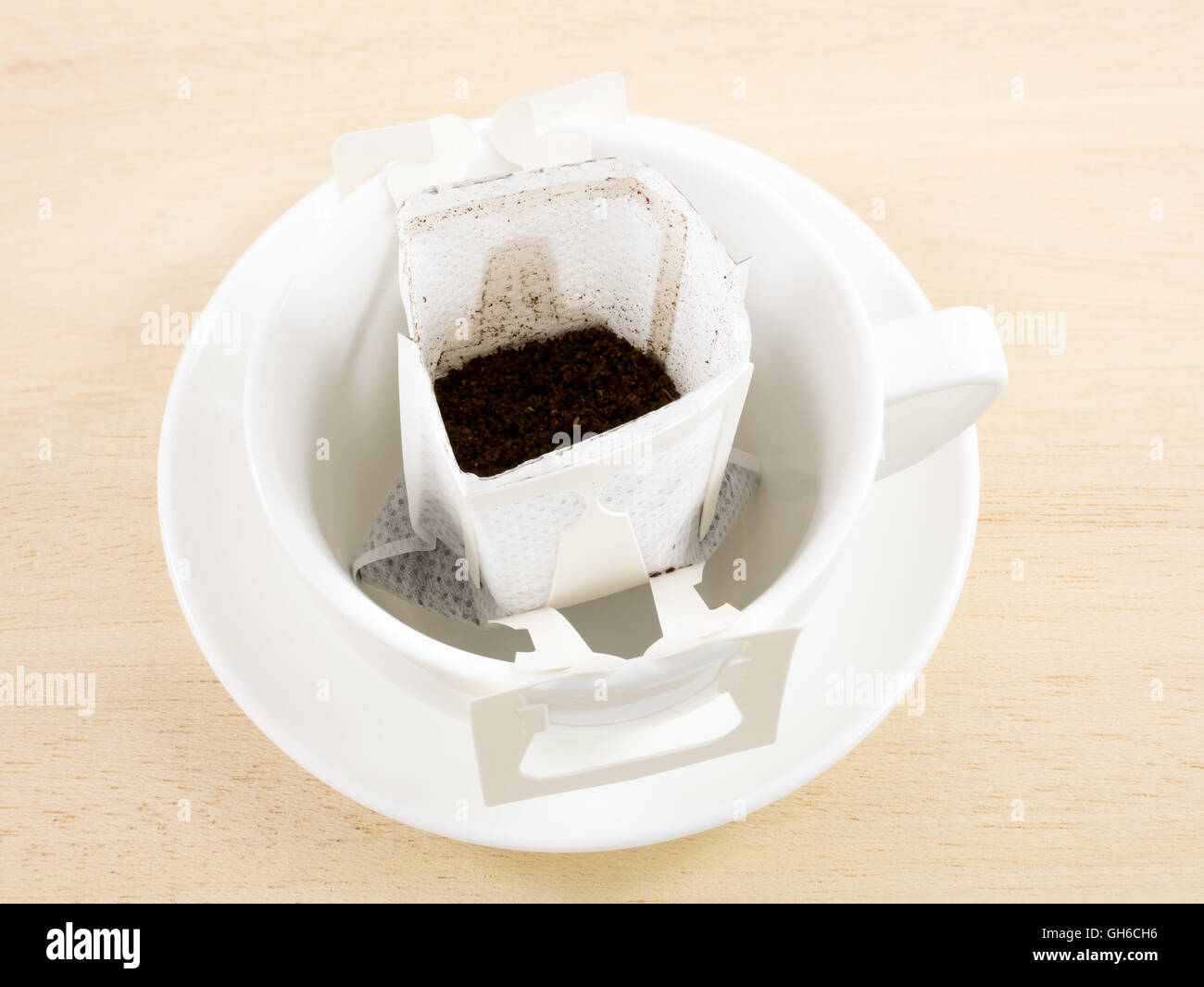 L'instant caffè appena fatto gocciolare borsa su bianco tazza di caffè. Foto Stock