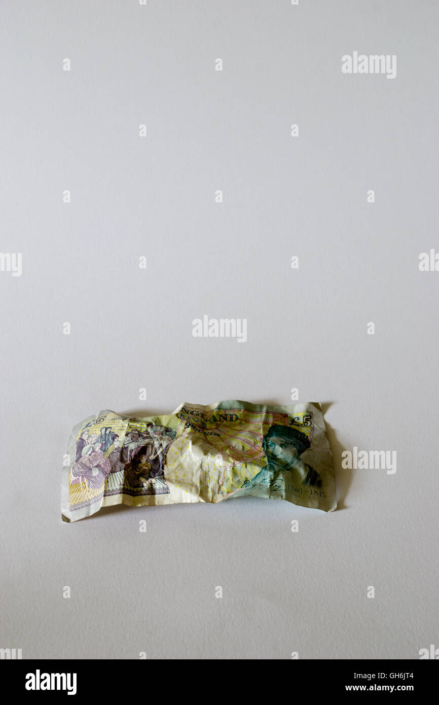 Una carta sgualcita cinque pound nota della moneta DEL REGNO UNITO Foto Stock