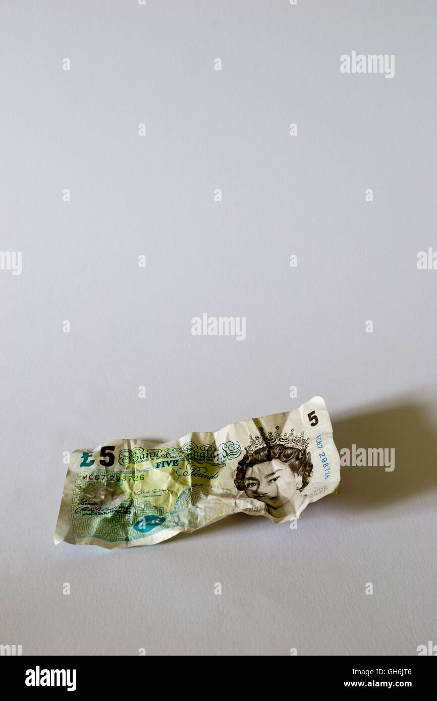 Una carta sgualcita cinque pound nota della moneta DEL REGNO UNITO Foto Stock