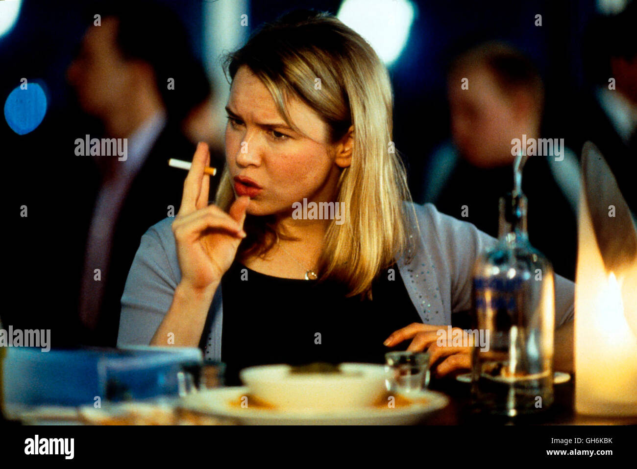 BRIDGET JONES - SCHOKOLADE zum Frühstück / Bridget Jones GB 2000 / Sharon Maguire Die etwas chaotische Bridget Jones (Renee Zellweger) ist eine junge Londonerin Anfang 30. Sie arbeitet in einem Verlag und plagt sich mit einem stressigen Job, zu vielen Zigaretten und ihrem Übergewicht herum. Das Schlimmste aber ist, Sie ist immer noch singolo. Auf einer Party lernt sie kennen Mark, von dem glaubt sie, dass er nicht unbedingt ihr Traummann ist. Wogegen ihr chef Daniel eher unter der Kategorie Traumtyp läuft, doch der ist eine charmanter Weiberheld. Hin und suo gerissen zwischen Mark und Daniel Foto Stock