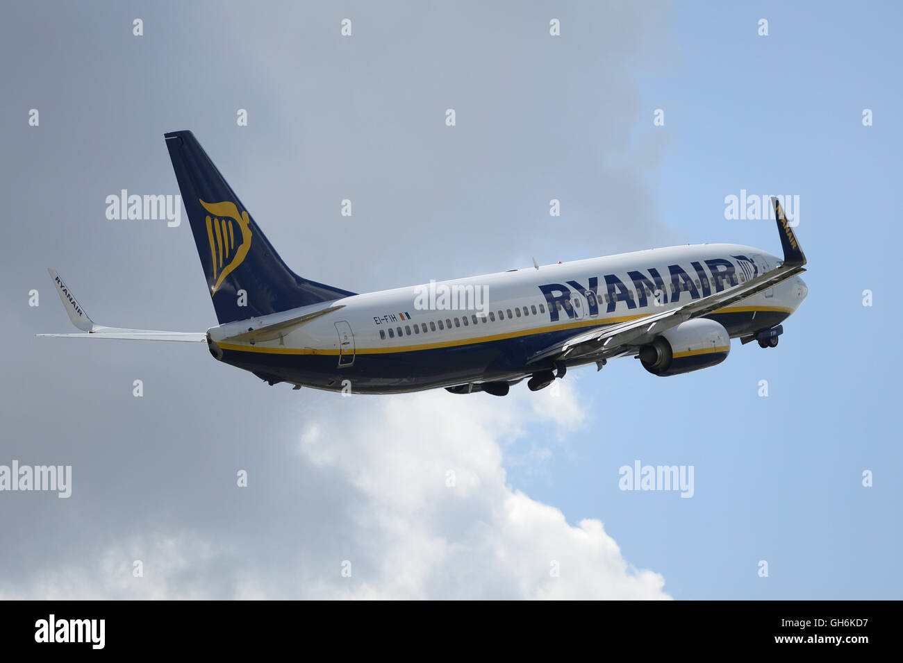 Aereo Ryanair decolla dall'aeroporto di East Midlands del Regno Unito Foto Stock