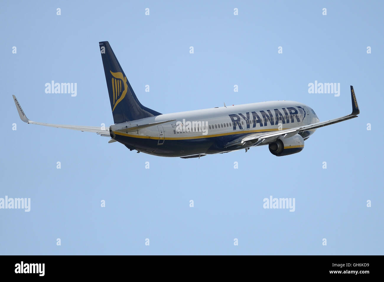 Aereo Ryanair decolla dall'aeroporto di East Midlands del Regno Unito Foto Stock