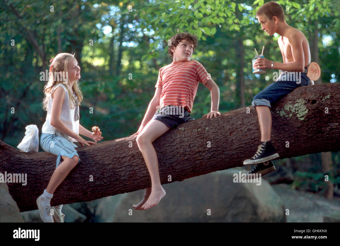 Cuori IN ATLANTIDE / CUORI IN ATLANTIDE USA 2001 / Scott Hicks Der Fotograf Bobby Garfield wird plötzlich un seine Kindheit erinnert, als er vom Tod sciabiche Sandkastenfreundes erfährt. Im Sommer 1960, als Bobby (ANTON YELCHIN) 11 Jahre alt guerra, waren Carol (MIKA BOREM) und Sully (SI) ROTHHAAR seine besten Freunde. Bobby wohnte mit circuizione Mutter Liz in einer Pension. Von circuizione verbitterten Mutter erfährt er nichts über seinen verstorbenen Vater. Doch Ted, Der Neue Mieter in der Pension, kümmert sich um den vernachlässigten Jungen und wird Ein Freund väterlicher. Ted öffnet Bobby eine Foto Stock