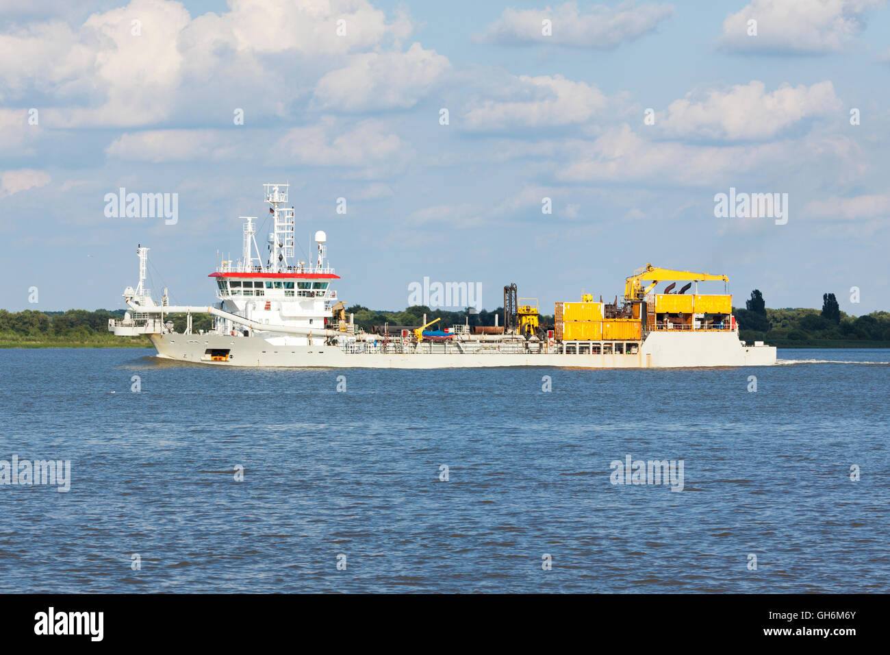 Trailing tramoggia di aspirazione draga sul fiume Elba Foto Stock