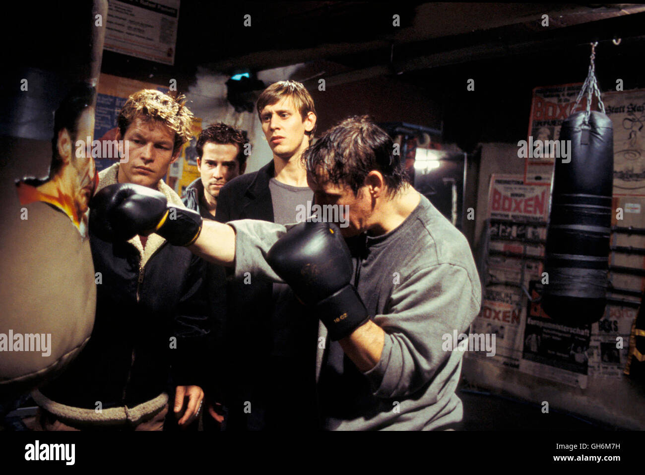 AUF HERZ UND NIEREN / D 2002 / Thomas Jahn Rico (STEFFEN WINK), Dave (NIELS BRUNO SCHMIDT), Sigi (MARTIN GLADE), Glotze (THIERRY VAN WERVEKE) Regie: Thomas Jahn Foto Stock