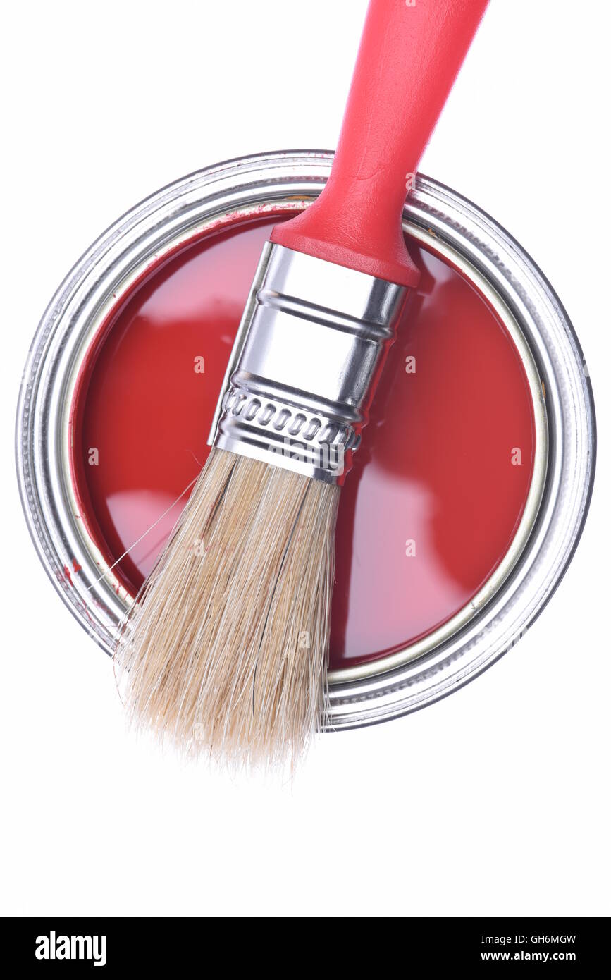 Vista superiore della vernice rossa può con spazzola isolati su sfondo bianco Foto Stock