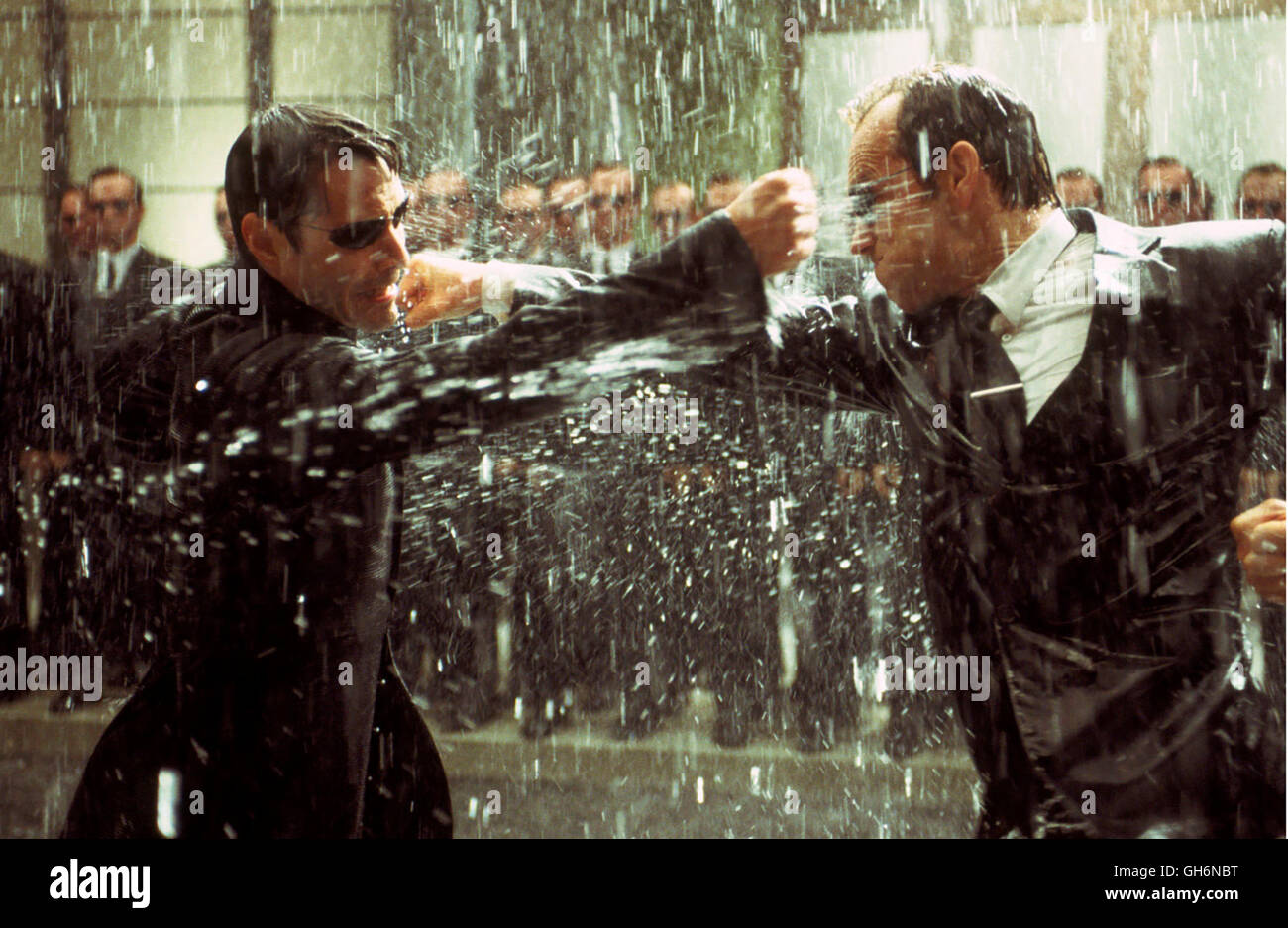 MATRIX giri / STATI UNITI D'AMERICA 2003 / Andy Wachowski, Larry Wachowski Neo (Keanu Reeves) und agente Smith (Hugo Weaving) Regie: Andy Wachowski, Larry Wachowski Foto Stock