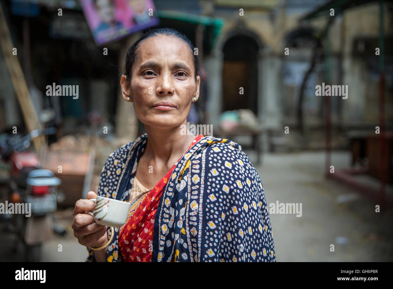 La donna nel vecchio Dhaka con una tazza di tè - Bangladesh Foto Stock