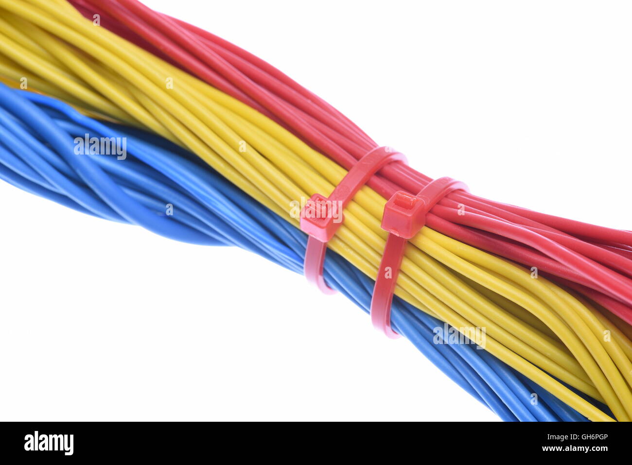 Mazzetto di colorati di cavi elettrici con fascette per cavi isolati su sfondo bianco Foto Stock
