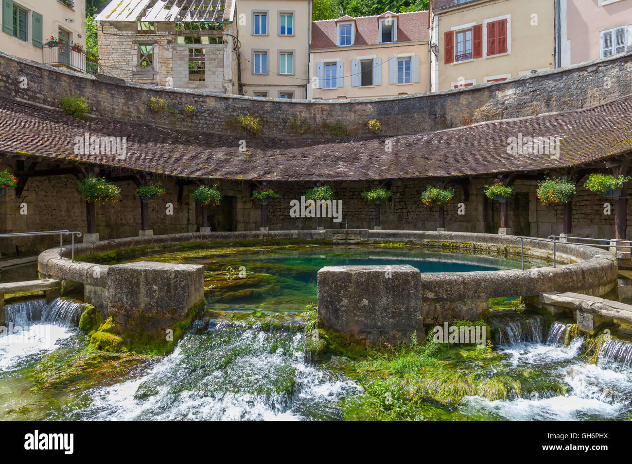 La Fosse Dionne è una molla carsico ubicato nel centro cittadino di Tonnerre. La Francia. Foto Stock