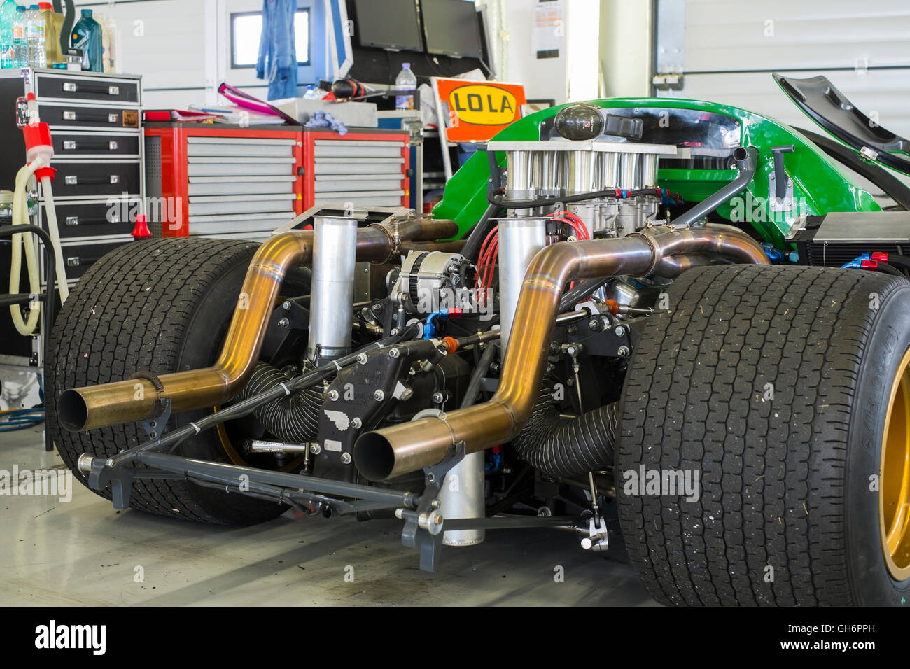 Gary Culver la Lola T70 MK 3 auto sportiva in box, 2016 Silverstone evento classico, REGNO UNITO Foto Stock