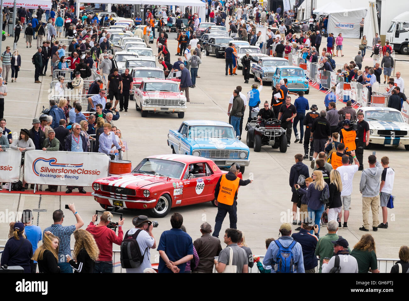 Pre-1966 Big propulsori Touring Cars nel paddock al 2016 Silverstone evento classico, England, Regno Unito Foto Stock