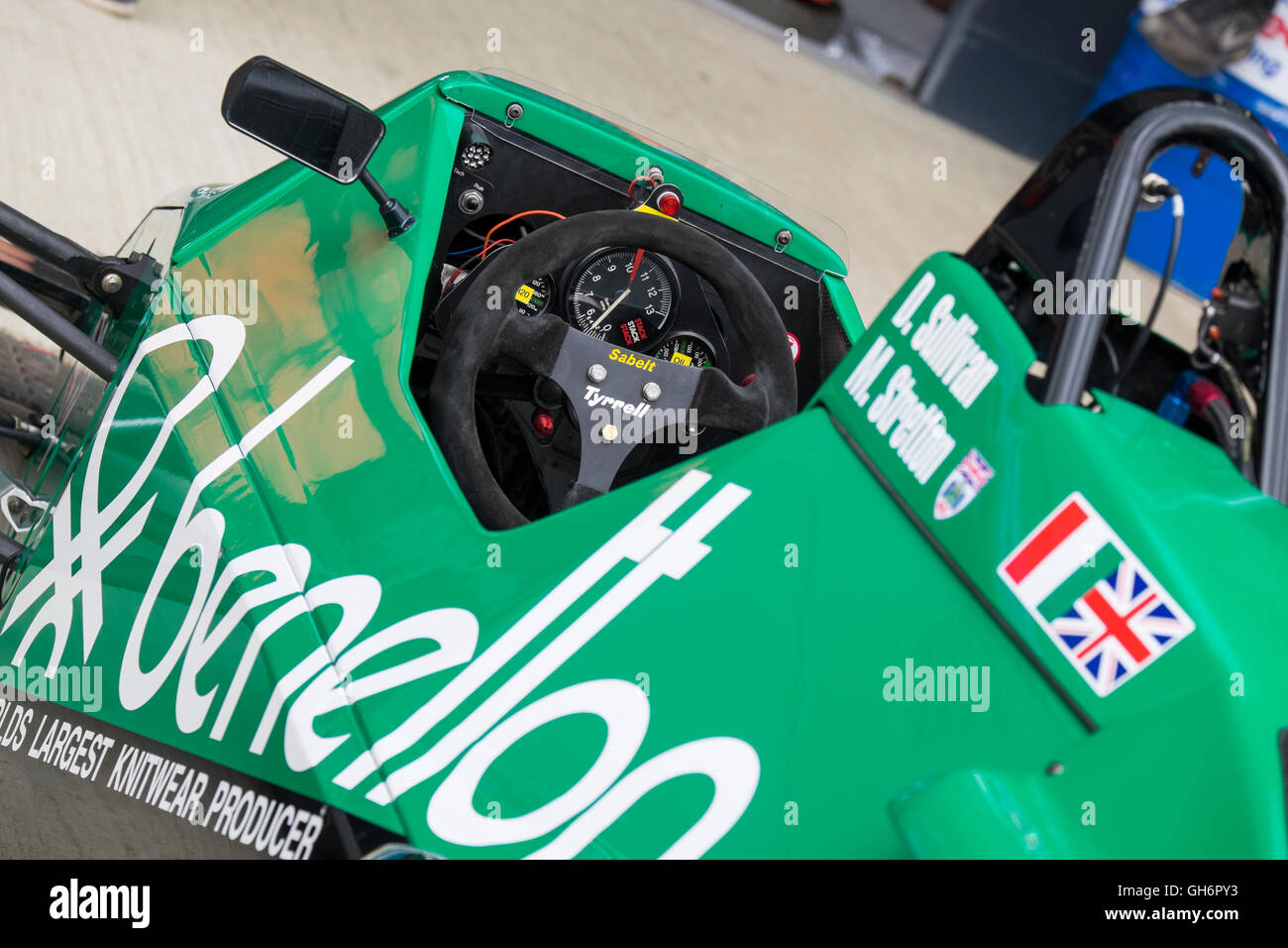 Il Cockpit di Tyrrell 012 di Martin Stretton, Maestri FIA Historic Formula di gara 1, 2016 Silverstone evento classico, REGNO UNITO Foto Stock