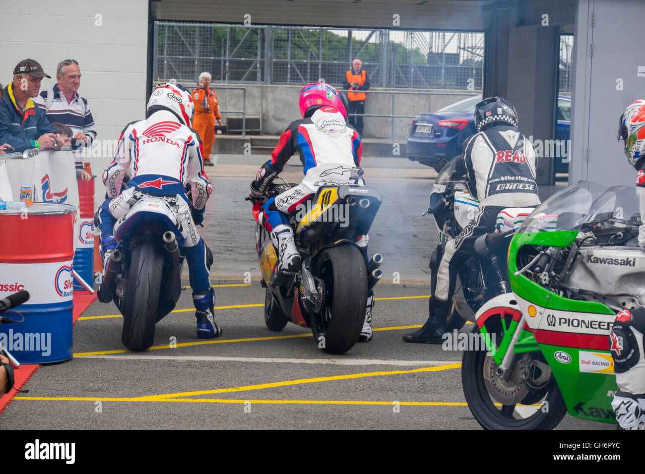 Classic racing moto nel paddock di Silverstone Classic 2016, REGNO UNITO Foto Stock