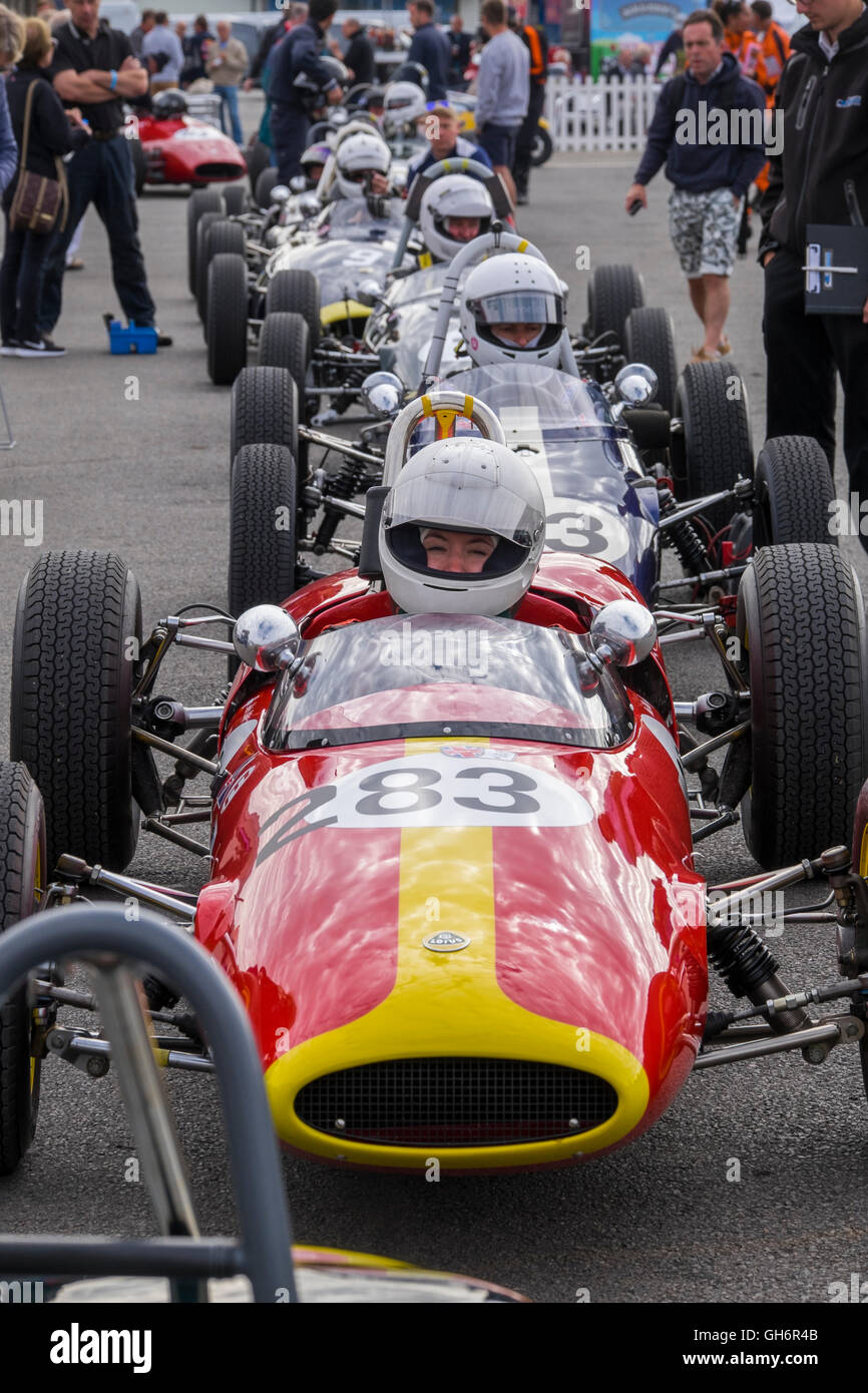 Formula Junior racing vetture schierate nel paddock al 2016 Silverstone evento classico, England, Regno Unito Foto Stock
