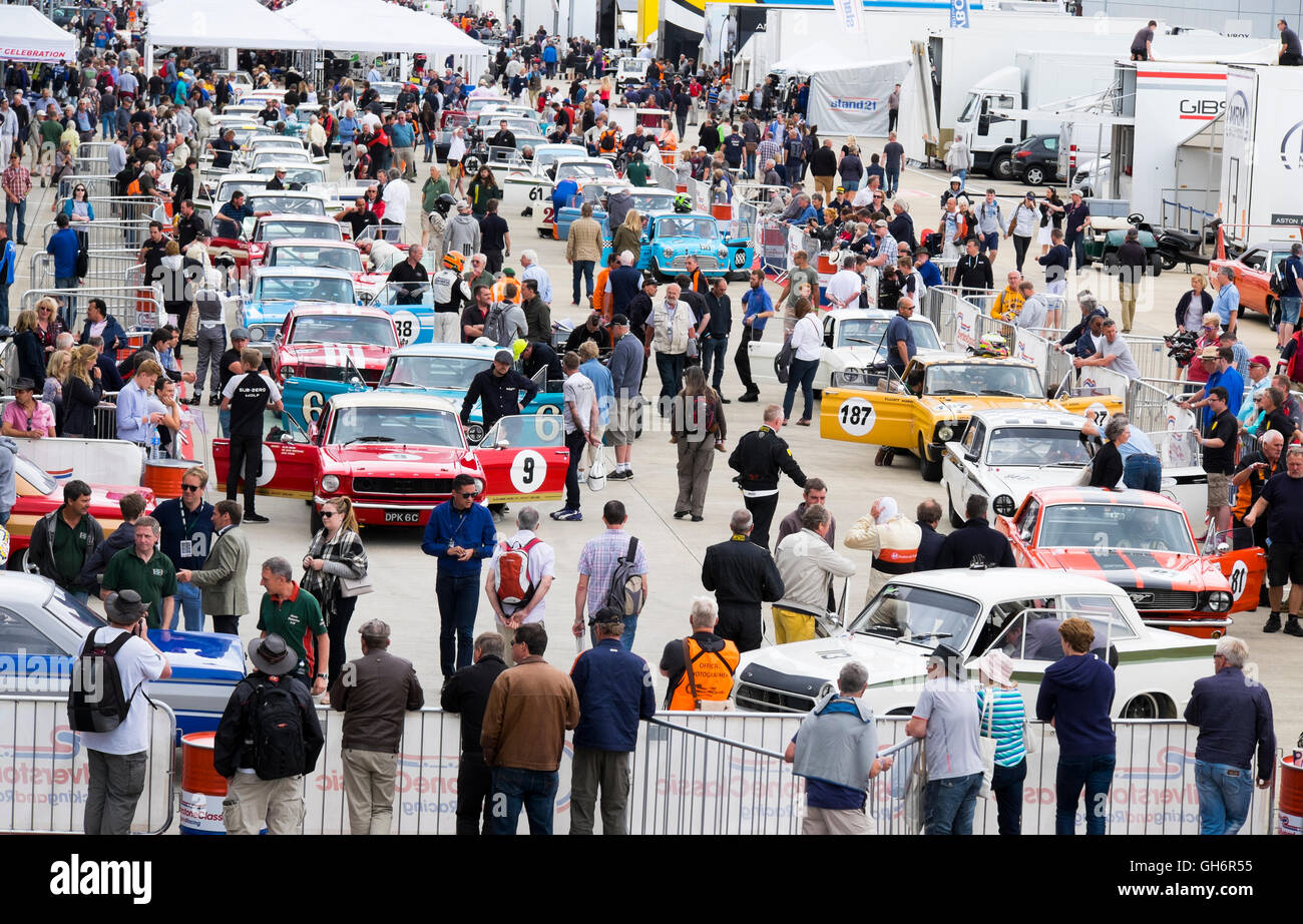 Pre-1966 Big propulsori Touring vetture schierate nel paddock al 2016 Silverstone evento classico, England, Regno Unito Foto Stock