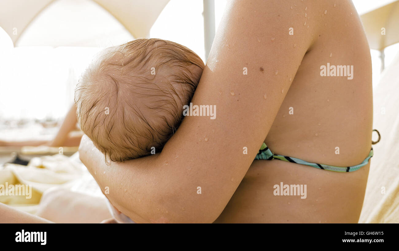 La madre è allattare al seno il suo bambino neonato Foto Stock