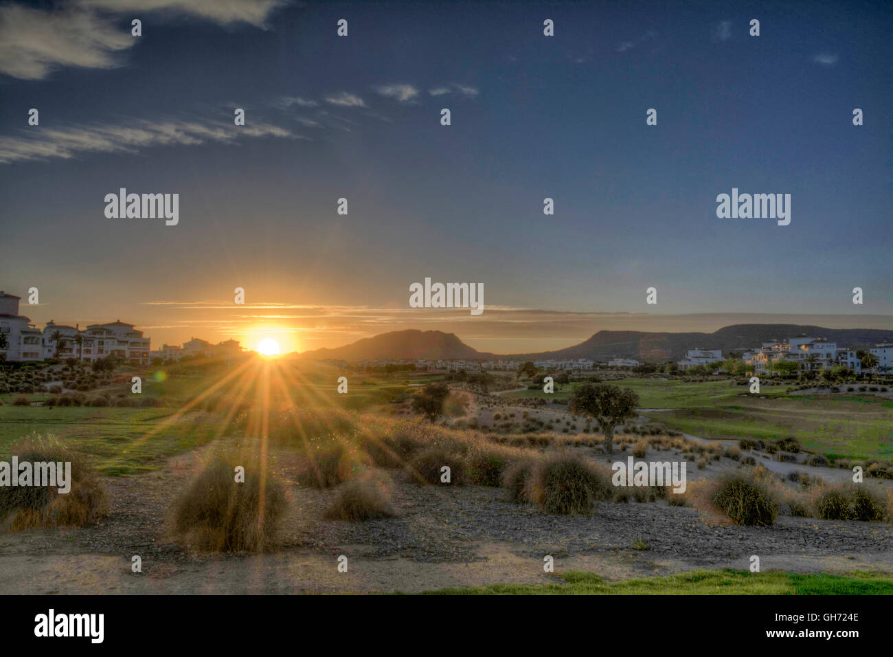 HDR del sole che tramonta dietro le montagne a Hacienda Riquelme Golf Resort, Murcia, Spagna Foto Stock