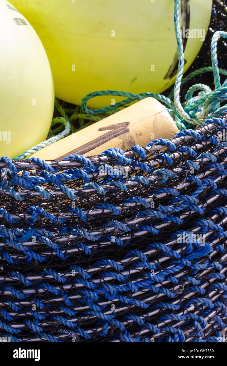 Una pila di gamberetti pentole attende il pescatore per portarli fuori in mare Foto Stock