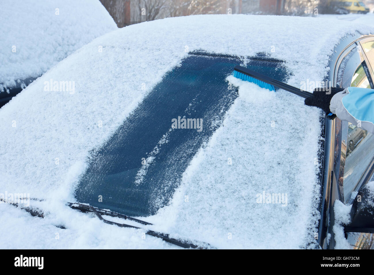 La pulizia di una vettura nevoso Foto Stock