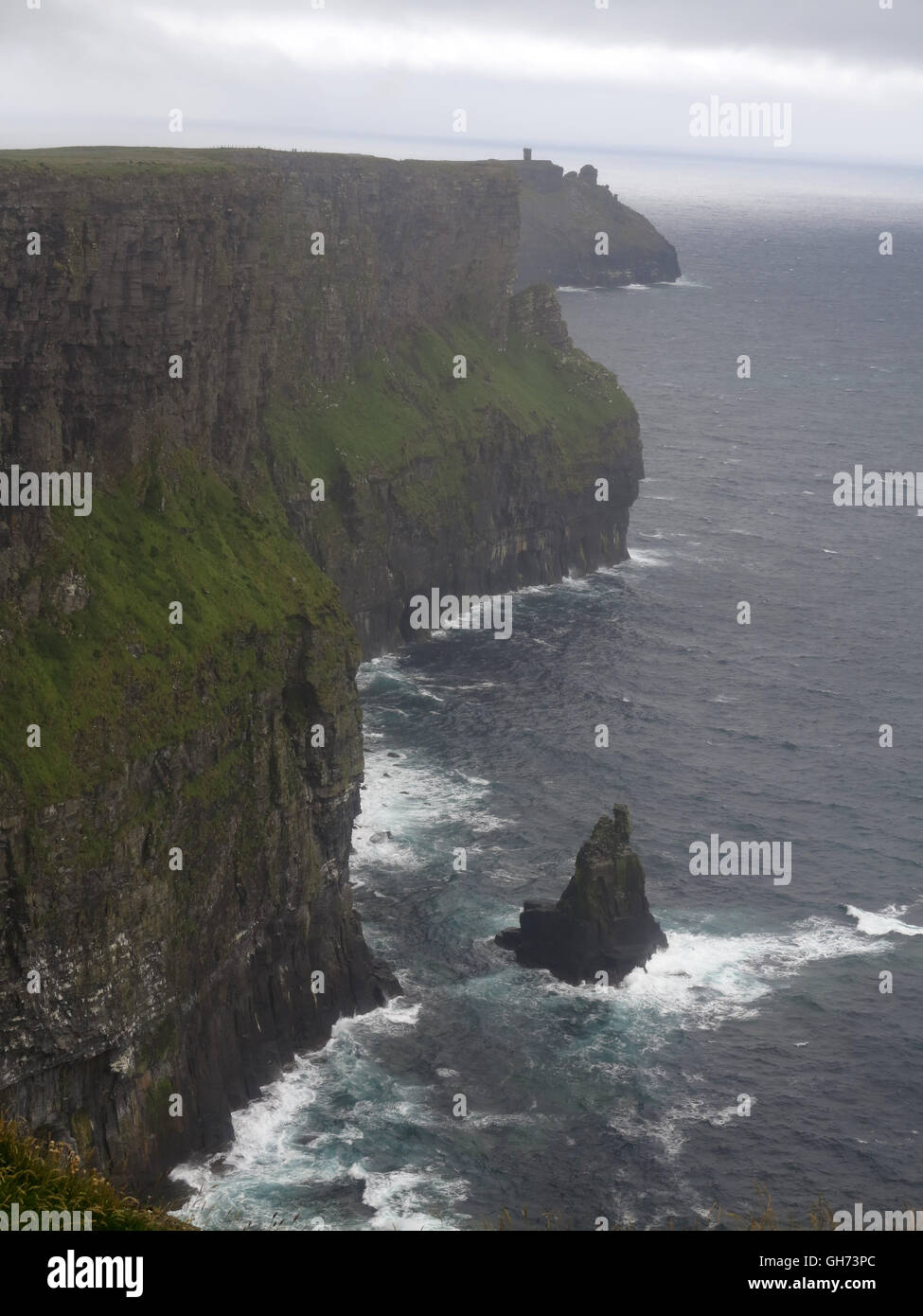 Scogliere di Moher in un giorno di pioggia - County Clare - Irlanda Foto Stock