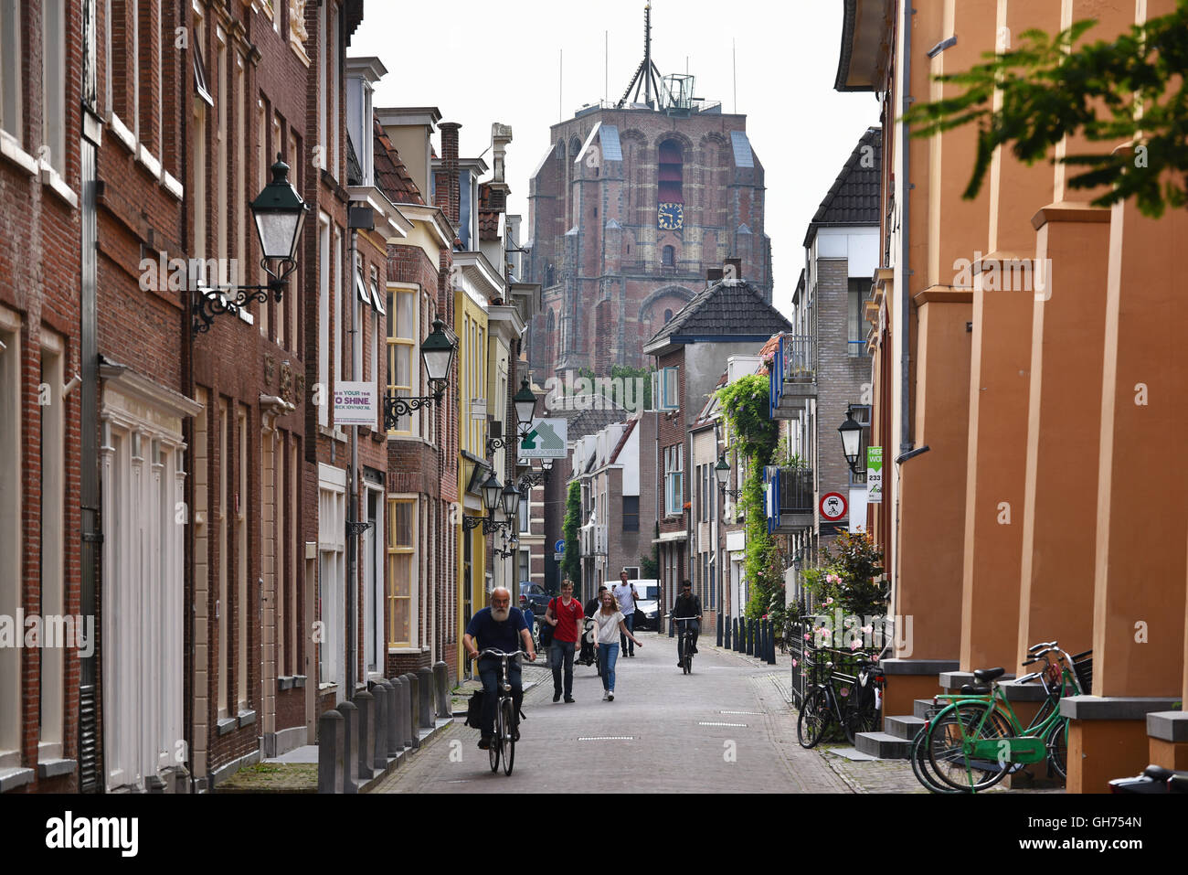 Street view con in sottofondo, De Oldehove, un incompiuta Chiesa torre nel centro della città olandese di Leeuwarden. Foto Stock