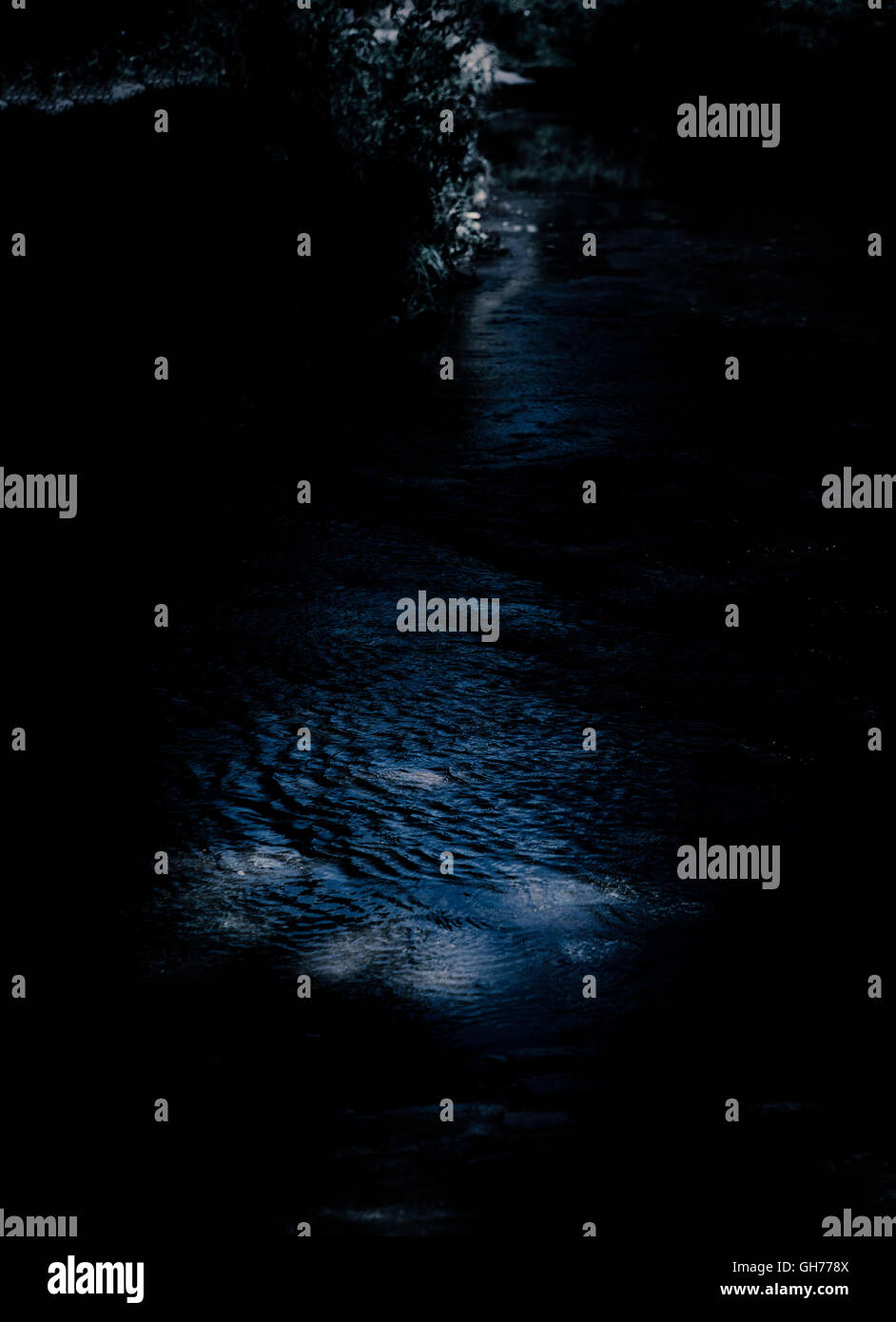 Il fiume di notte con spazio di copia Foto Stock