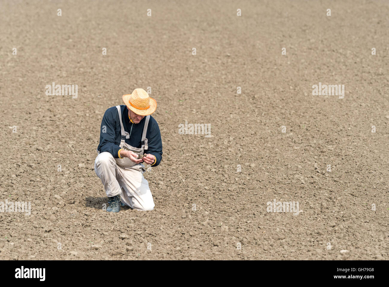 Giovane agricoltore la visione di campo arato Foto Stock