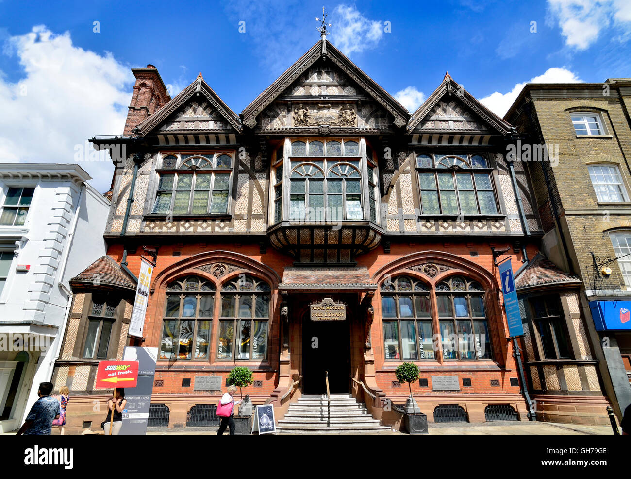 Canterbury, Kent, Regno Unito. Beaney House of Art and Knowledge - Museo reale e Biblioteca gratuita al 18 di High Street. Facciata in finta Tudor (1899) Foto Stock