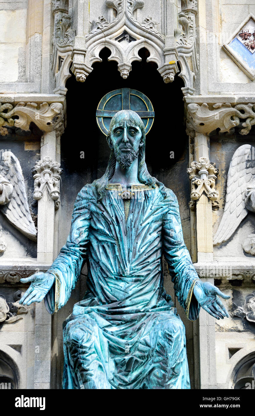 A Canterbury Kent, Regno Unito. Christchurch Gate (Ingresso alla Cattedrale) nel burro di mercato (quadrato). Bronze - la figura di Cristo Foto Stock