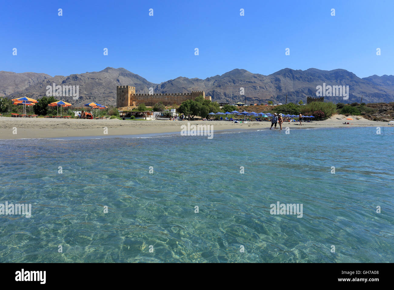 FRANGOKASTELLO, CRETA - luglio 3, 2016: turisti relax vicino al mare limpido accanto al castello di Frangokastello, a sud di Creta. V Foto Stock