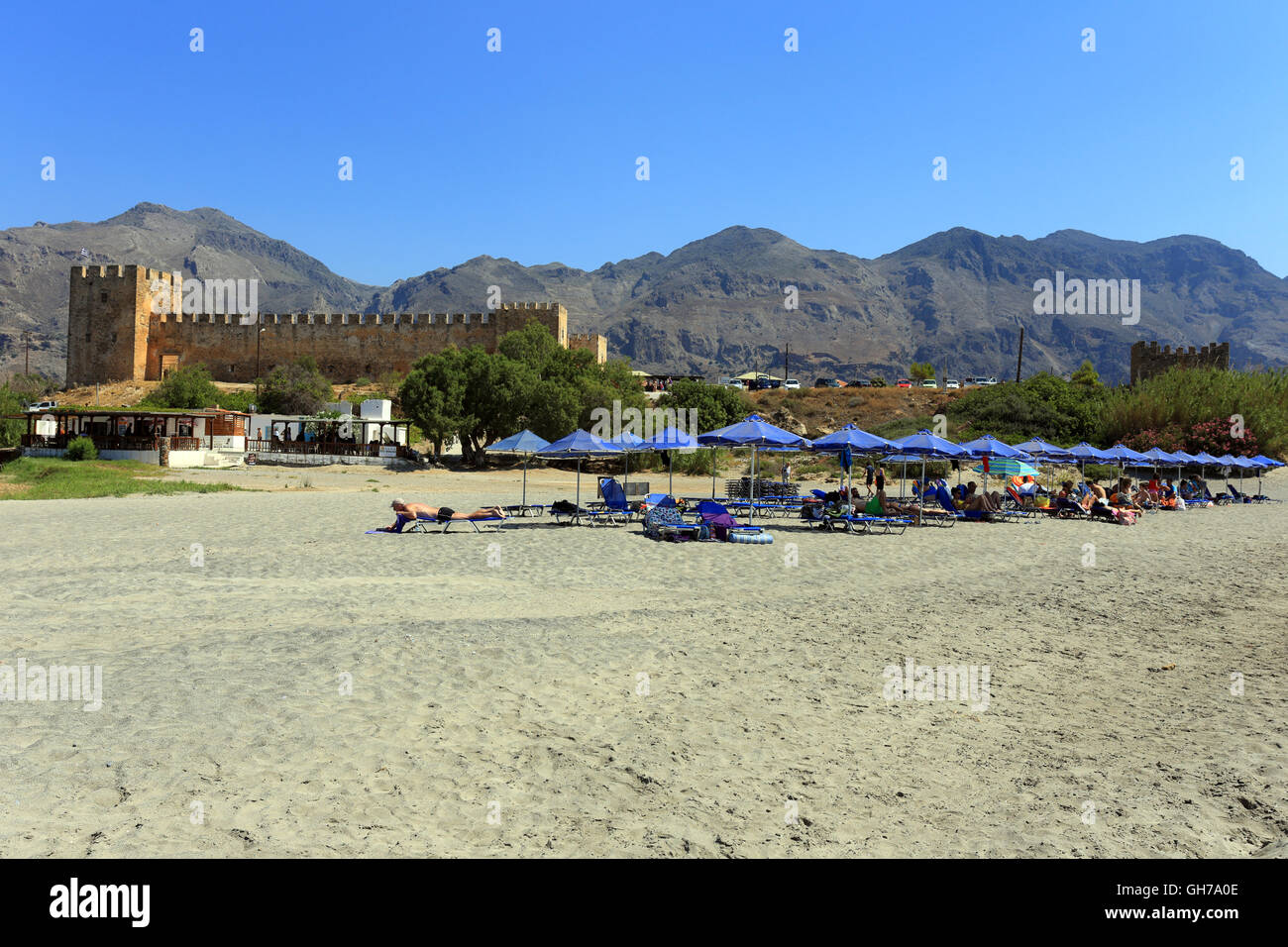 FRANGOKASTELLO, CRETA - luglio 3, 2016: turisti rilassarsi sulla spiaggia accanto al castello di Frangocastello, a sud di Creta. Visitatore numb Foto Stock