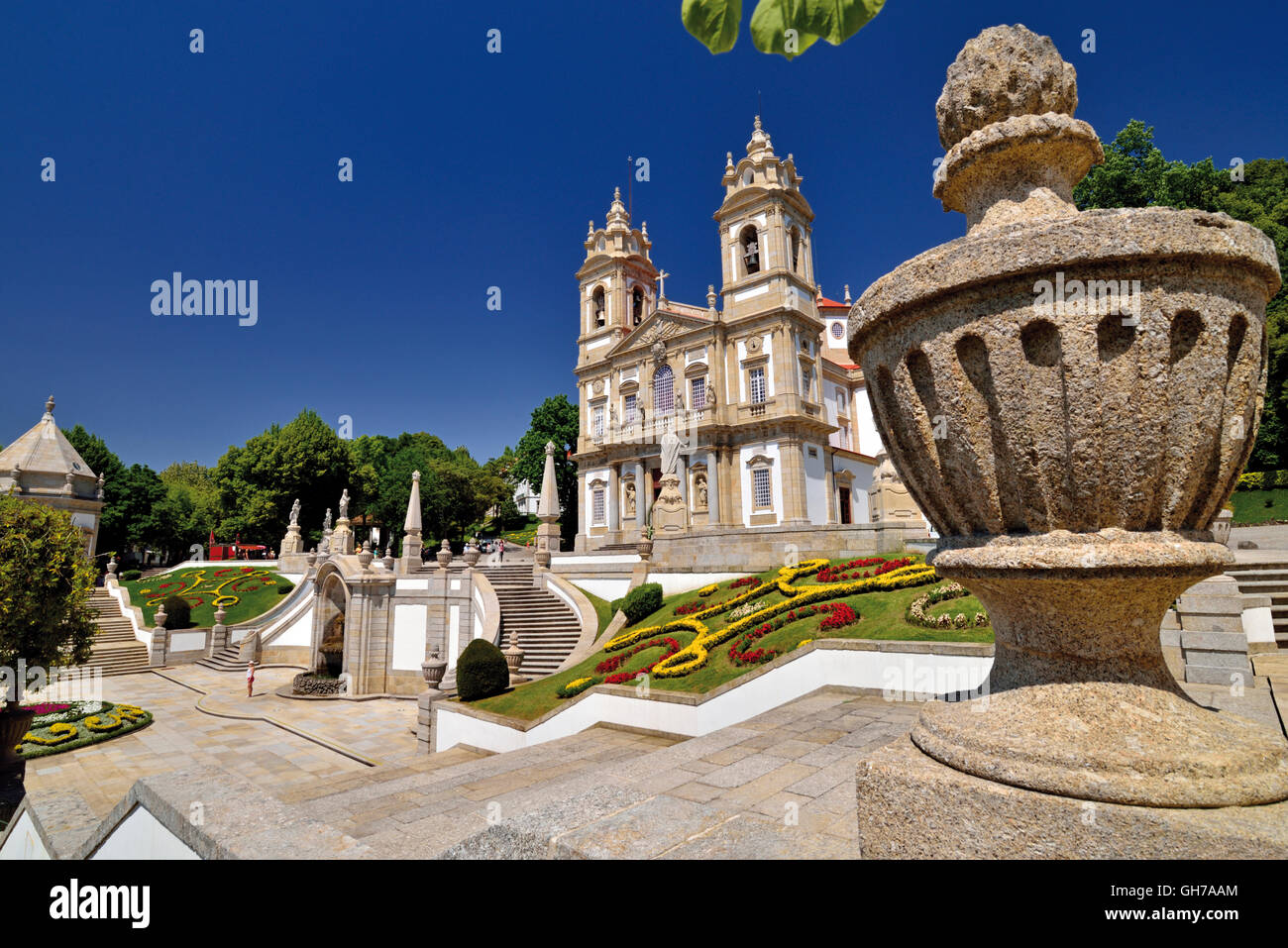 Il Portogallo, Braga. Vista esterna del santuario la chiesa e il giardino di Bom Jesus do Monte Foto Stock