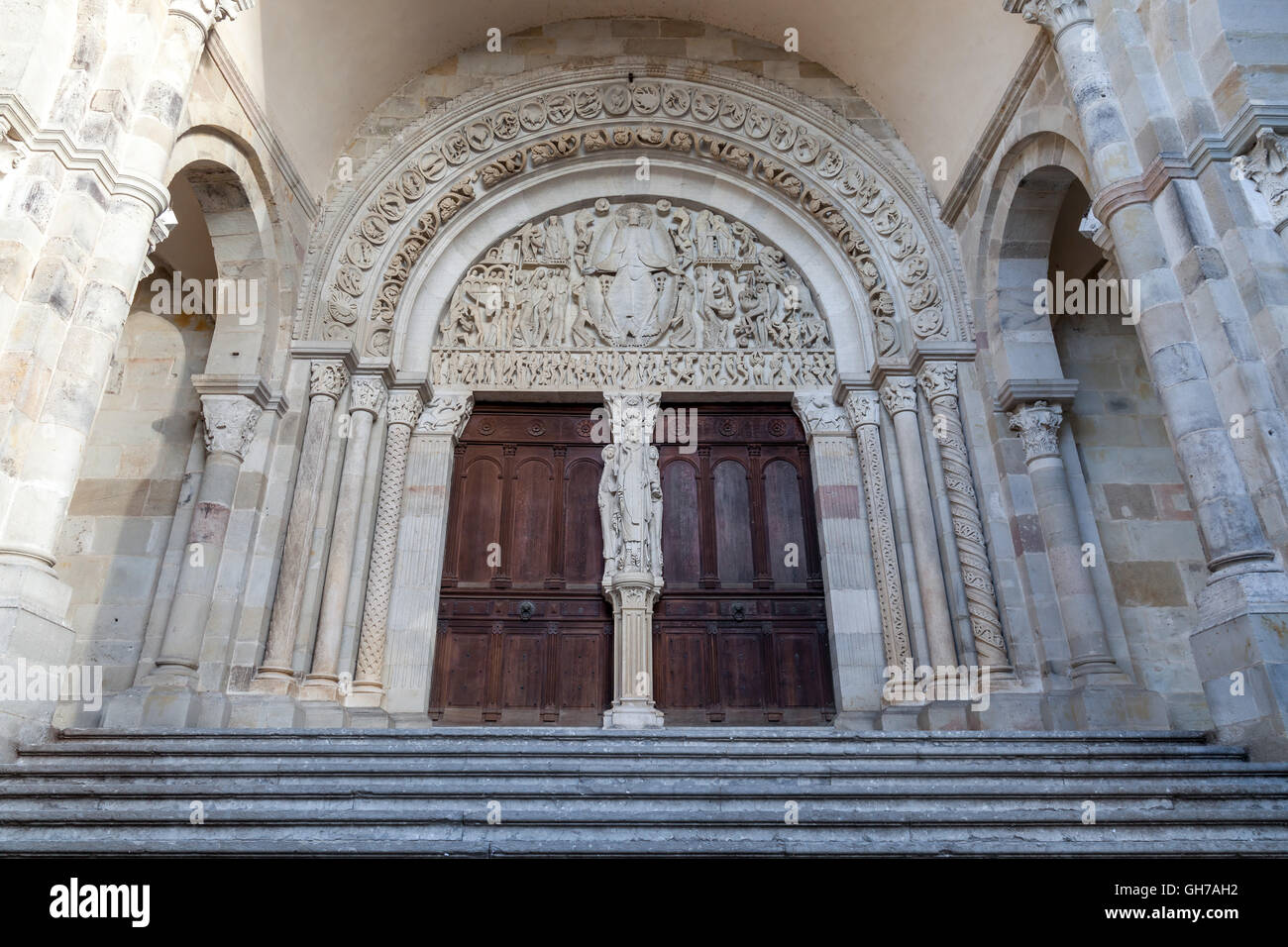 Ultima Sentenza del timpano, Cattedrale di St. Lazare, Autun, Francia. Foto Stock