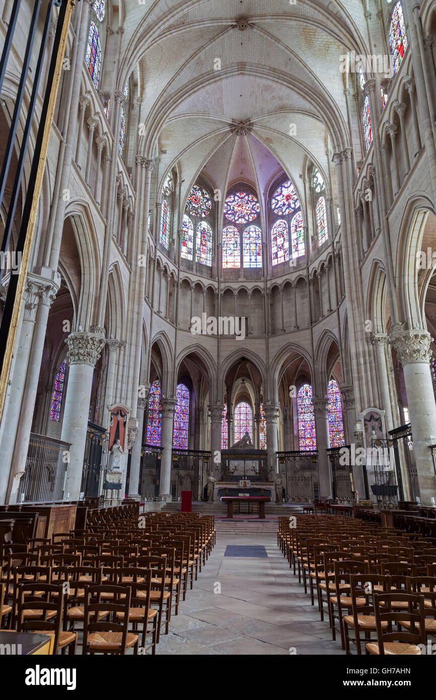La navata centrale della Cattedrale di Saint-Etienne. Auxerre città vecchia. Borgogna, Francia. Foto Stock