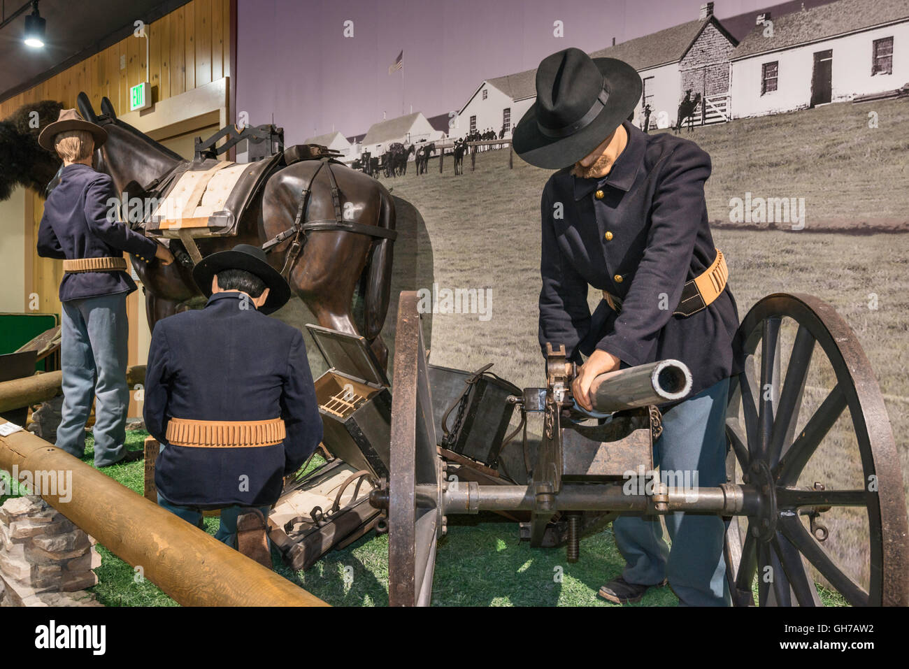 Soldati con Hotchkiss montagna di luce pistola, diorama al museo nel 1880 caserma, Fort Bridger sito storico dello Stato, Wyoming USA Foto Stock