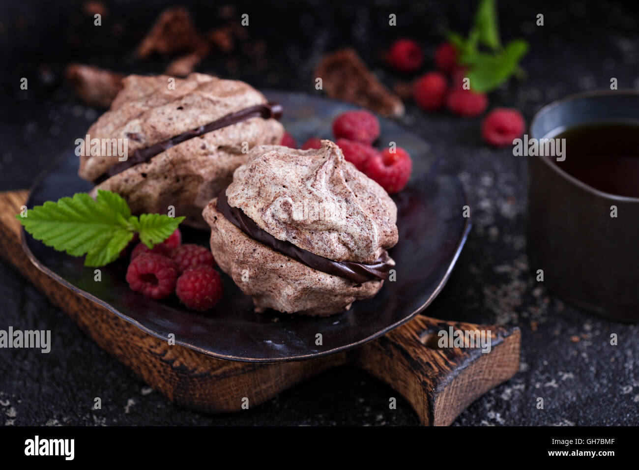 Meringa dessert con cioccolato e lamponi Foto Stock