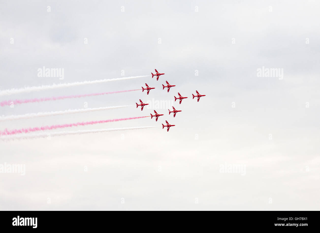 Le frecce rosse battenti team display in formazione nei cieli di Bretagna Regno Unito Foto Stock